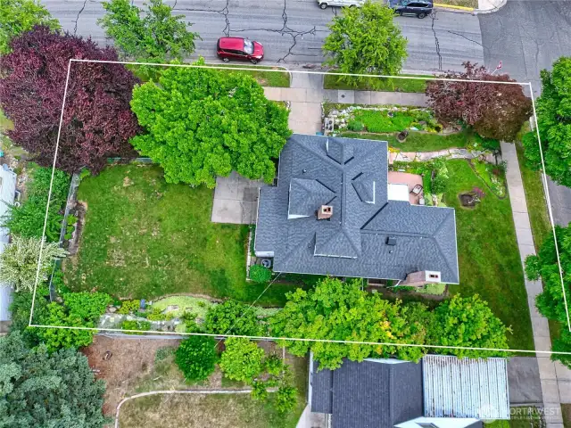This desirable corner lot is located in West Coulee Dam amidst similar cape cod style which were originally built for engineers constructing the Grand Coulee Dam in the 1930's