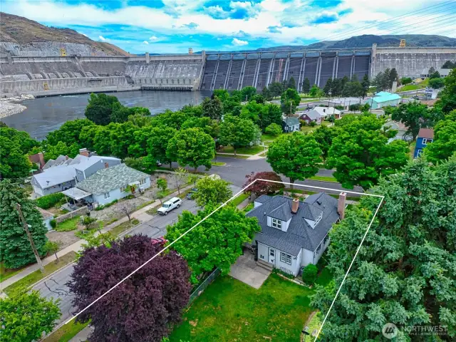 You can walk a block down the street to Douglas Park, enjoy the seasonal laser light show, watch the annual 4th of July fireworks display from your home. Boat, fish, paddleboard, swim or just hang out along the beaches of Lake Roosevelt, Rufus Woods & Banks Lake here
