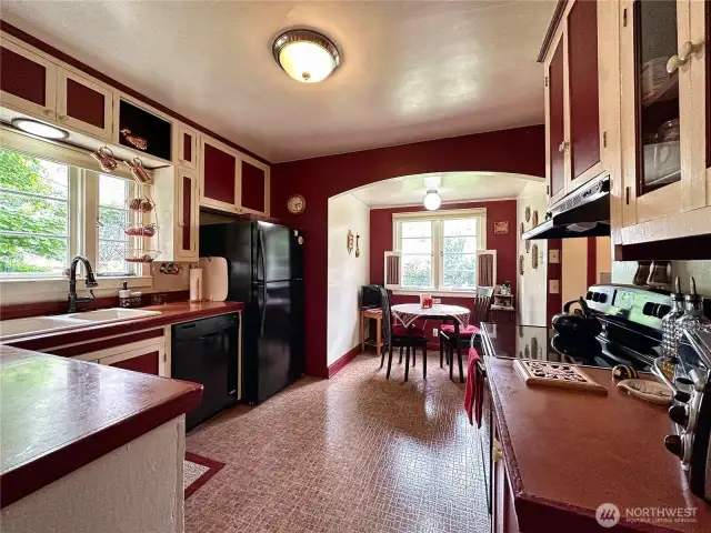 The kitchen style still blends charm, practicality, and the influence of both art deco and early modernist design trends