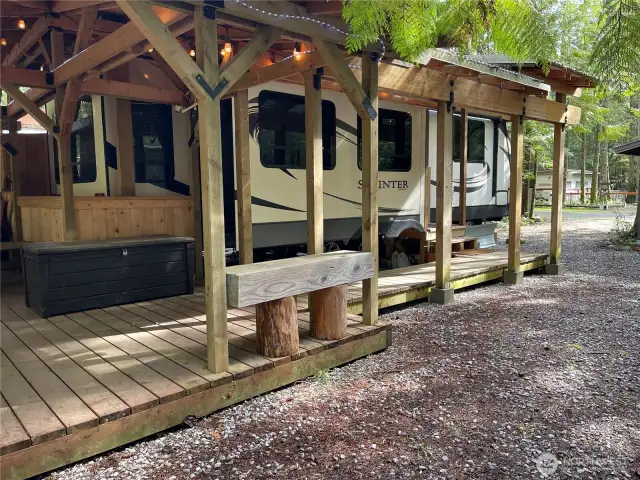 This unique deck and auxiliary cover keep you nice and dry in inclement weather!