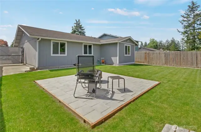 On the left you get a good look at the side driveway which extends past the large gate into the backyard.