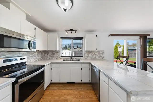 Attractive kitchen to work in!