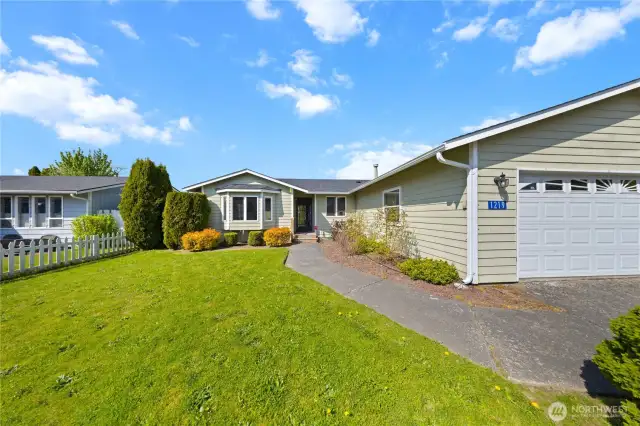 Fully insulated garage, electric car charging unit, Emergency generator included