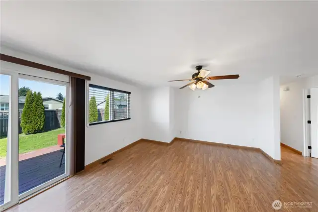 Family room w/ slider to the deck w/ built-in benches