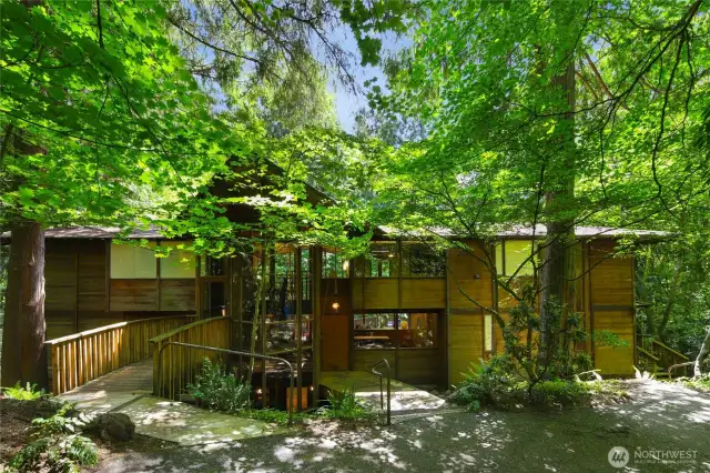 The home is in total harmony with its beautiful wooded surroundings.