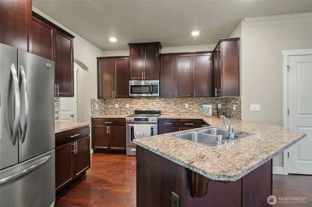Efficient and stylish kitchen with eating space, ideal for everyday use and entertaining