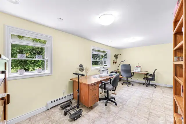 5th bedroom, or hobby room. Currently used as a sowing room, with lots of closet space.