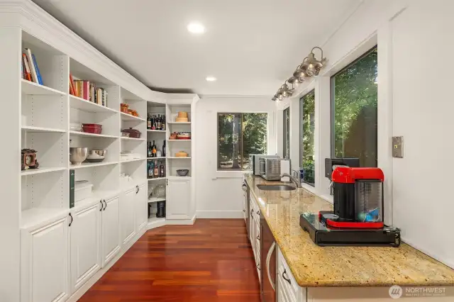 Phenomenal butler patnry serving kitchen, dining and multi functional entertainment room.
