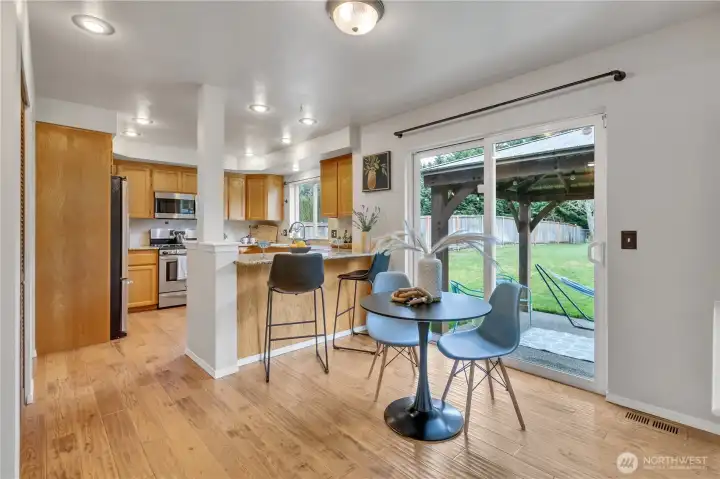 Breakfast bar.& eating area off kitchen