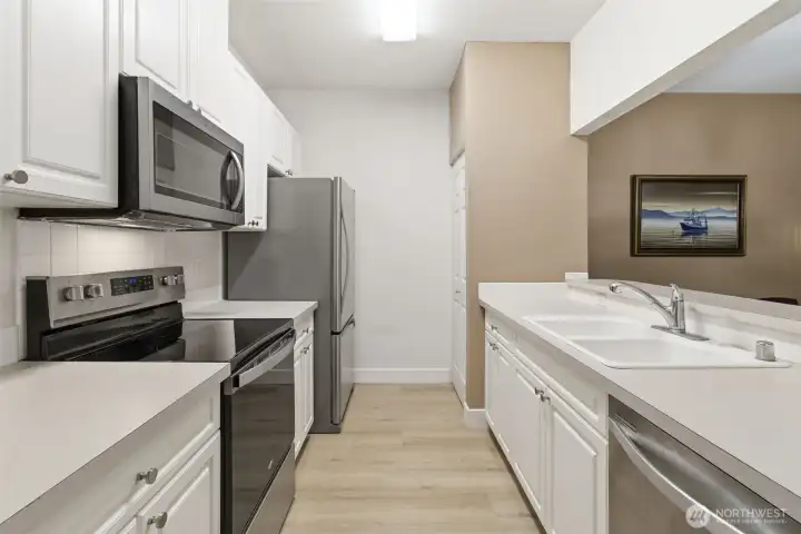 Nice galley kitchen overlooking the living room, great for entertaining.