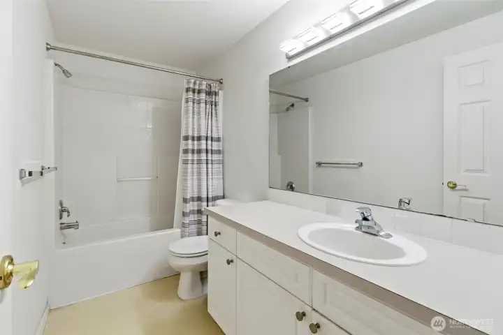 Upstairs hallway full bath.