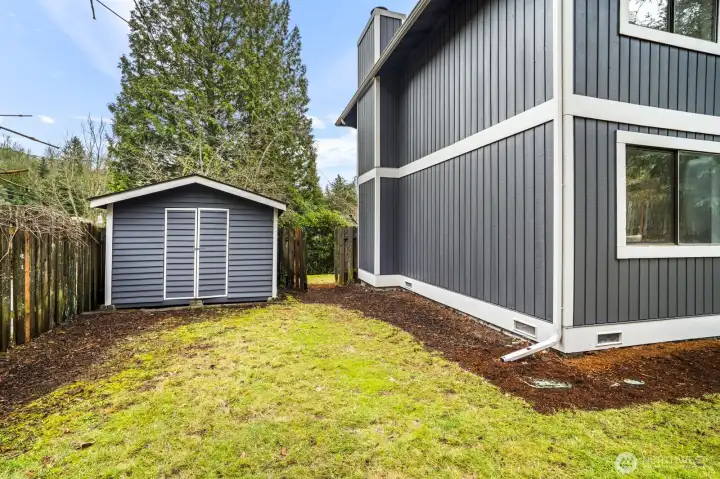 Great storage shed on the side of the house.