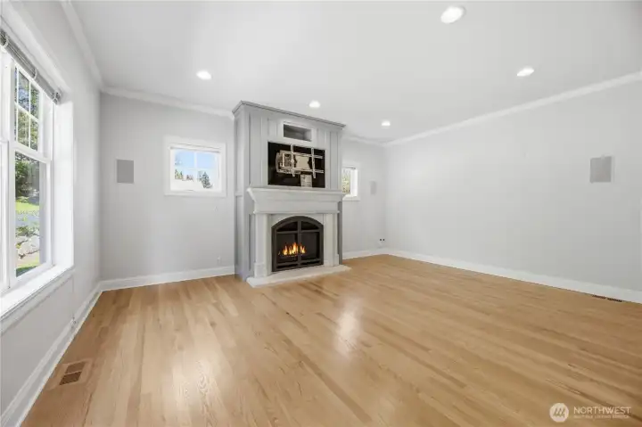Living room w/gas fireplace