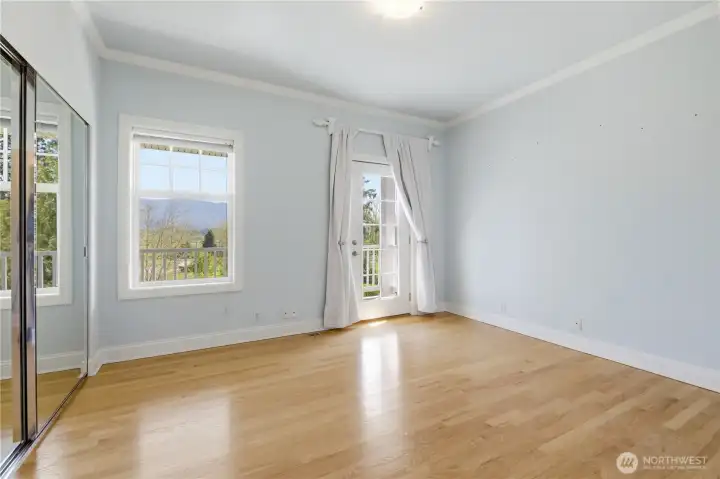 Bedroom w/balcony access