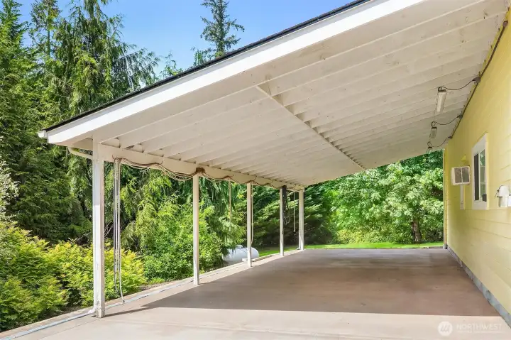 2000 ft.² of poured concrete for potential events, family parties, etc.