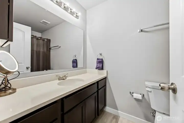 Well-appointed full guest bath conveniently located near the secondary bedrooms.