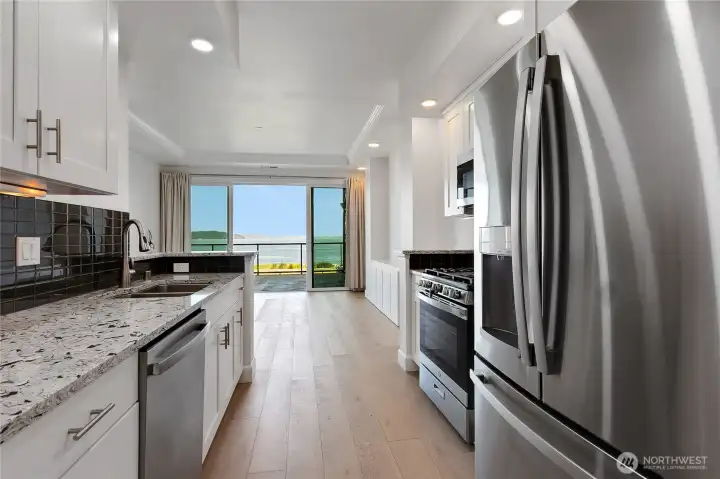 Well appointed kitchen with year old appliances Well appointed kitchen with year old appliances