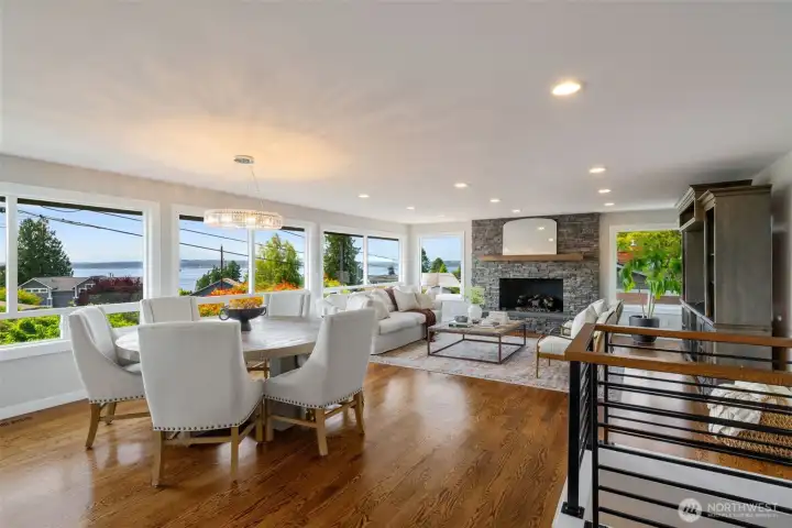Large inning that flows into the living spaces. Large inning that flows into the living spaces.