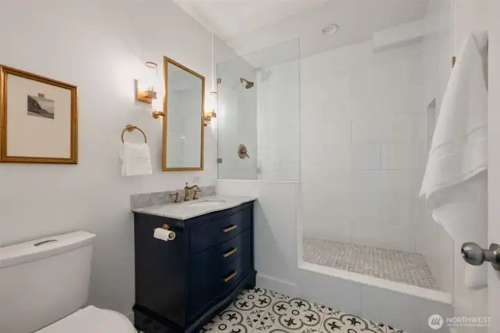 Private guest suite bath downstairs. Private guest suite bath downstairs.