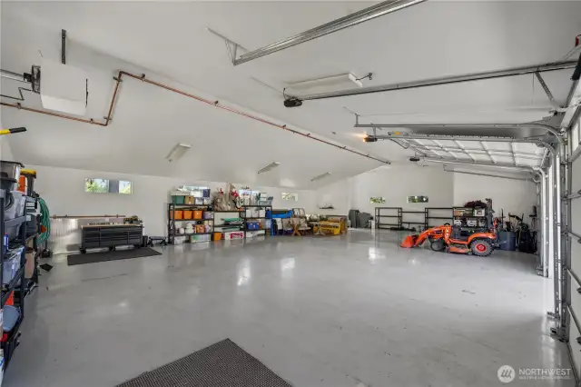 Shop w/RV bay, extra storage.