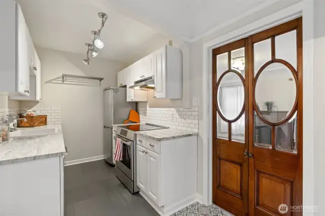 Kitchen with Bosch D/W-induction stove