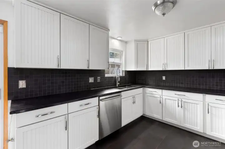 Upgrade your kitchen with a stainless steel dishwasher and built-in in-sink garbage disposal, designed for efficient dishwashing and waste management