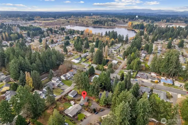 Rambler located within walking distance of Chambers Lake, ideal for lakefront leisure, outdoor adventures and relaxed living