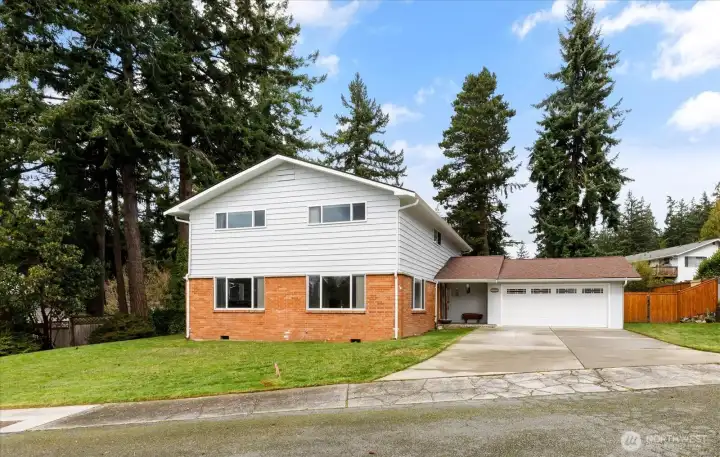 Welcome to 1552 Narrrows Ave in beautiful Oak Harbor!