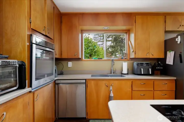 Convenient raised oven.