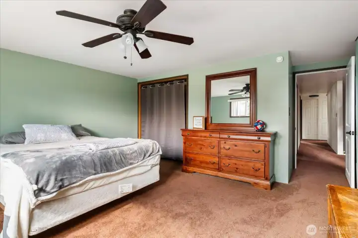 3rd bedroom has single closet.