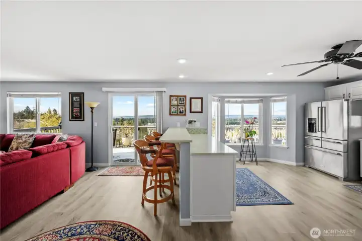 Kitchen and family room perfectly positioned to take in the stunning panoramic views.