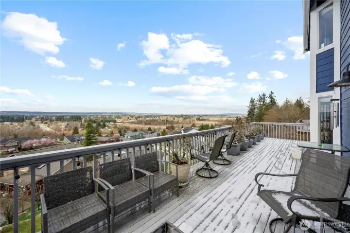 Oversized deck ideal for entertaining or relaxing while taking in the panoramic views.