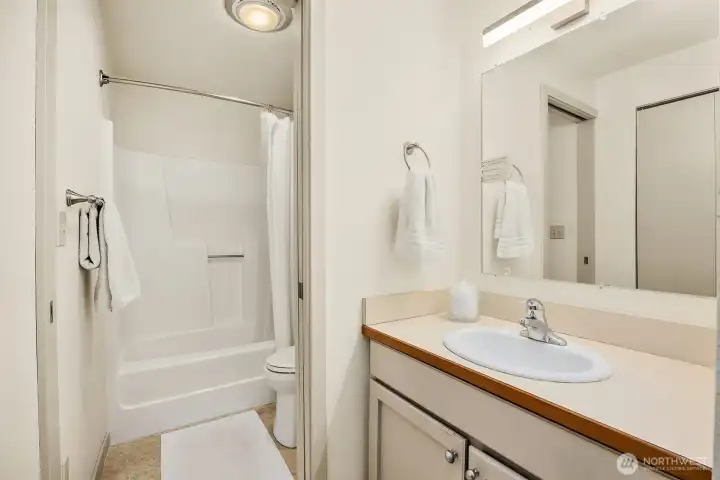 Full Primary en suite bath.