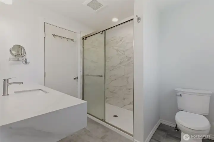 Huge walk-in shower with excellent water pressure and both a static shower head and a hand held shower head