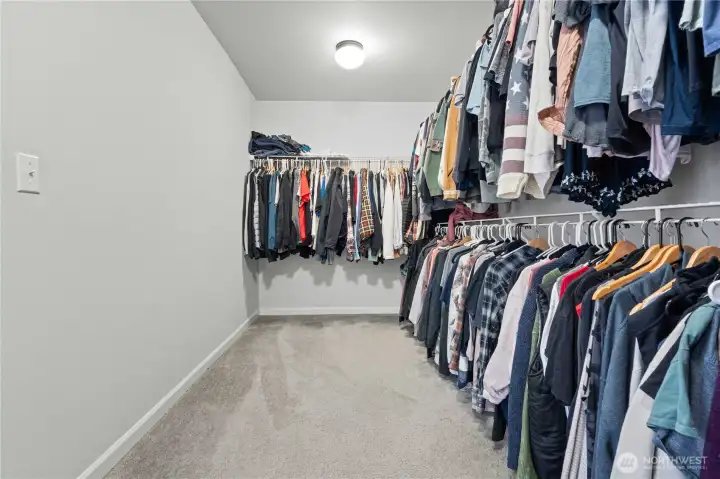 Primary bedroom has a Large walk in closet