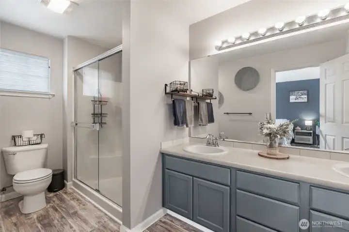 Double sink and shower in primary!