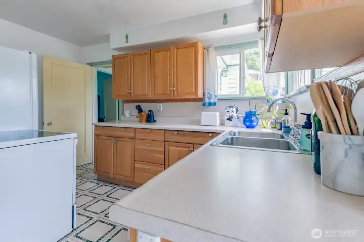 All appliances stay in the kitchen (Stove, Fridge, newer DW, & Microwave) All appliances stay in the kitchen (Stove, Fridge, newer DW, & Microwave)
