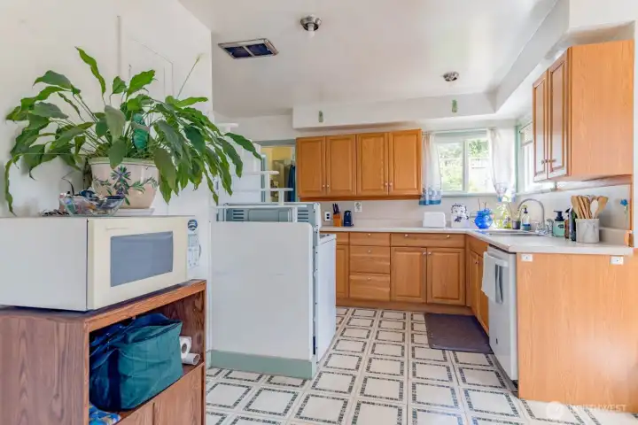 All appliances stay in the kitchen (Stove, Fridge, newer DW, & Microwave) All appliances stay in the kitchen (Stove, Fridge, newer DW, & Microwave)