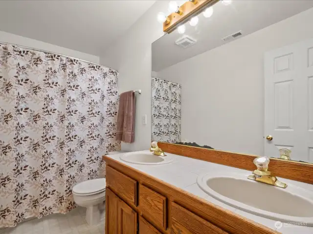 Upstairs Main Bathroom