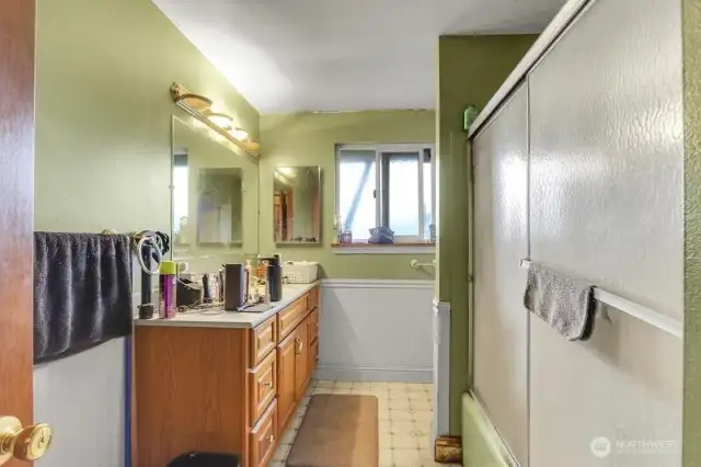 Mainfloor Full Bathroom! Triple Pane Vinyl Window!