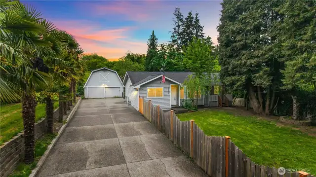 Welcome Home! Charming refreshed home in Edgewood!