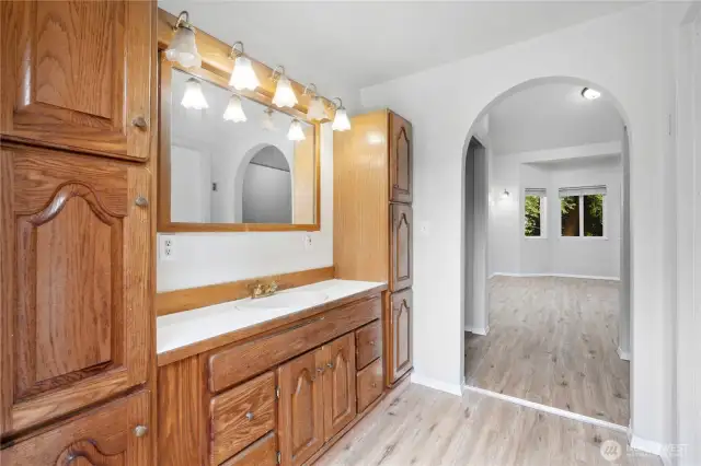 Primary En Suite Bath w/Built-In Cabinets