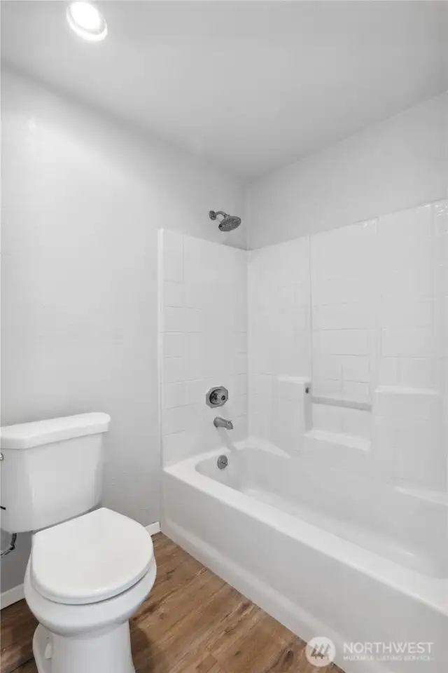 Updated Primary En Suite Bath