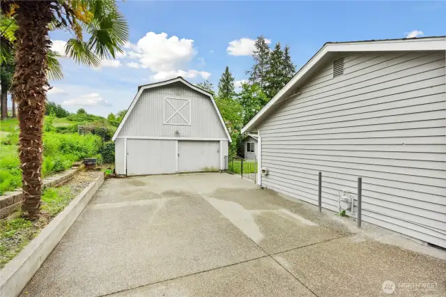 Detached Garage/Shop