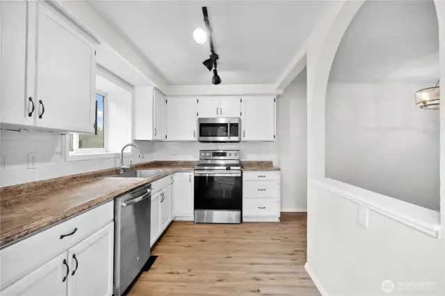 Kitchen w/White Cabinets, Stainless Appliances, Large Single Basin SS Sink w/Newer Faucet.