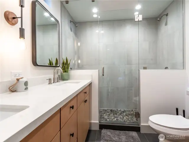 En suite bathroom in main bedroom