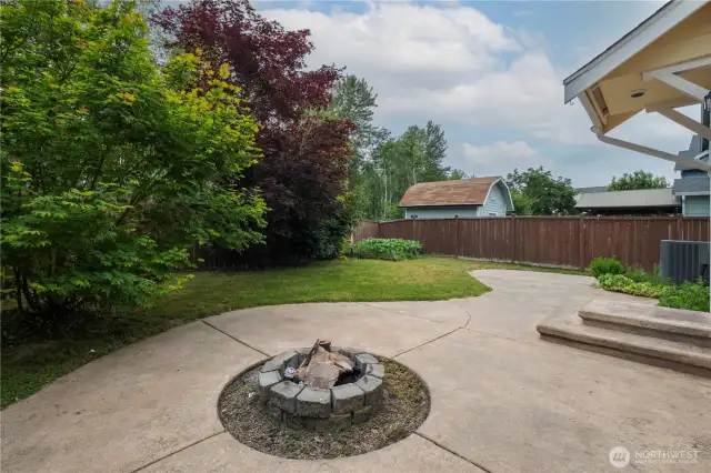 Fire pit to enjoy your evenings with loved ones.