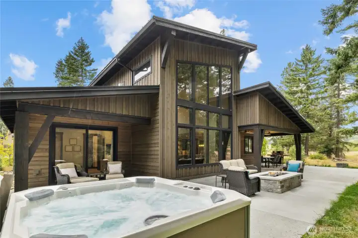 Hot Tub and Outdoor Entertaining