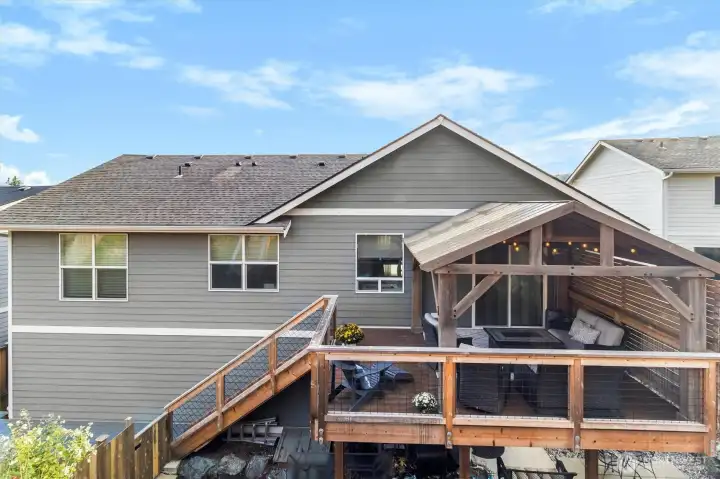 Large deck offers ability to enjoy the outside in full privacy and comfort even when raining