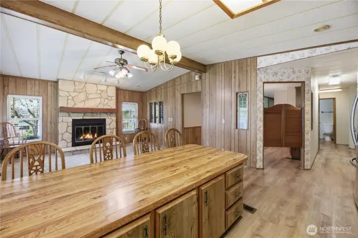 ~Open Kitchen to Family Room~